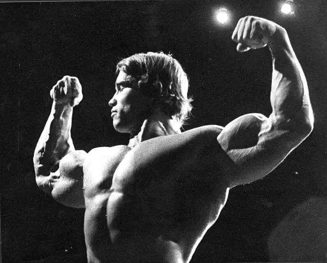 Arnold showcasing some muscle memory : r/bodybuilding